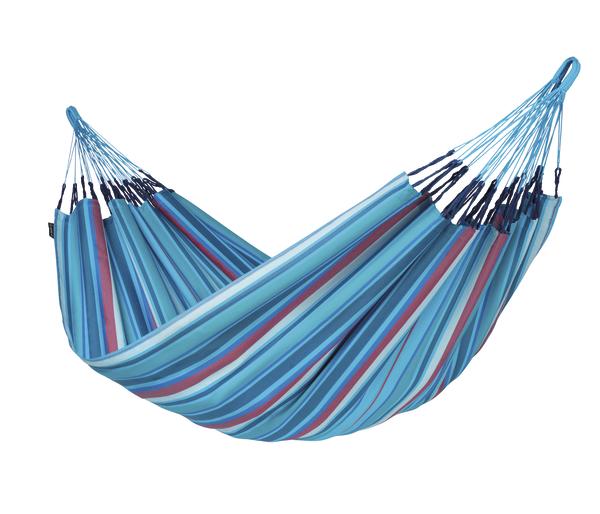 Bunte Hängematte aus blauem und rotem Stoff, ideal für Garten und Terrasse.
