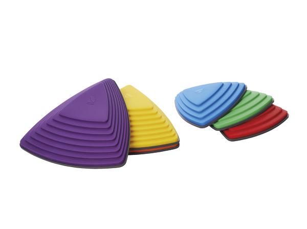 Bunte, dreieckige Fluss-Steine in verschiedenen Größen, gestapelt.