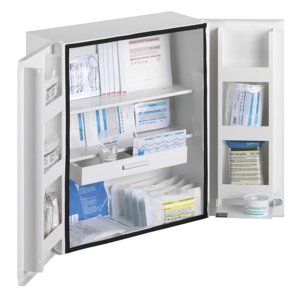 Erste-Hilfe-Schrank mit Verbandsmaterialien und medizinischen Utensilien, offen dargestellt.