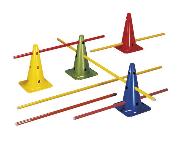 Bunte Trainingskegel mit Löchern und Stangen für Sport- und Koordinationsübungen.