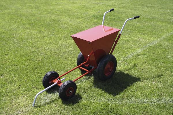 Roter Makierwagen auf grünem Rasen.