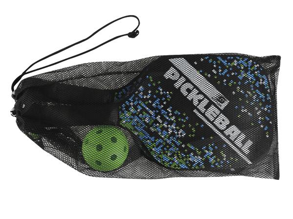Pickleball-Schläger und grüner Ball im schwarzen Netzbeutel, Sportausrüstung für Pickleball.