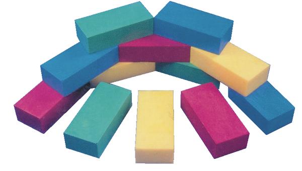 Bunte rechteckige Spielklötze in Blau, Gelb, Grün und Pink, angeordnet auf weißem Hintergrund.