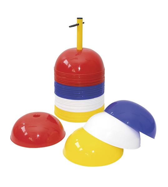 Bunte Markierungshütchen für Sport und Training, gestapelt auf Halter mit Griff.