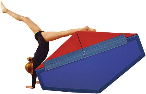 Turnerin macht Handstand auf buntem Gymnastik-Block in Sportkleidung.