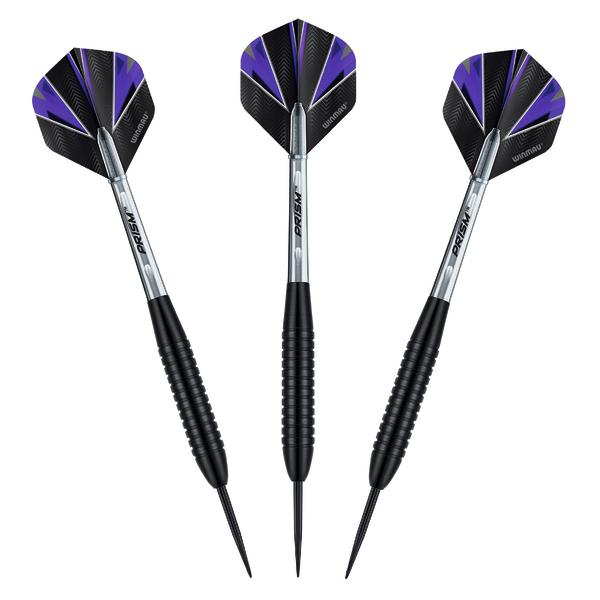 Drei schwarze und violette Prism Steel Tip Darts mit geriffeltem Griff und spitzer Spitze.