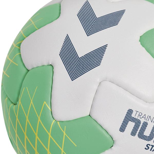 Nahaufnahme eines weiß-grünen Hummel Handballs mit gelbem Streifenmuster, ideal für Handballspiele und Training.