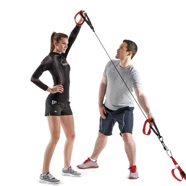 Frau und Mann trainieren mit Widerstandsband, Fitnessübung für Kraft und Koordination.