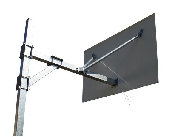 Metallischer Basketballkorb mit grauem Brett und Netz vor weißem Hintergrund.