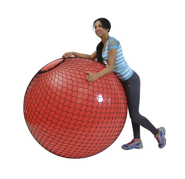 Frau in Sportkleidung lehnt an großem roten Gymnastikball mit Netz, weißer Hintergrund.