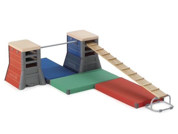 Bunte Turngeräte mit Kletterleiter und Matten für Kinder im Sport- und Spielbereich.