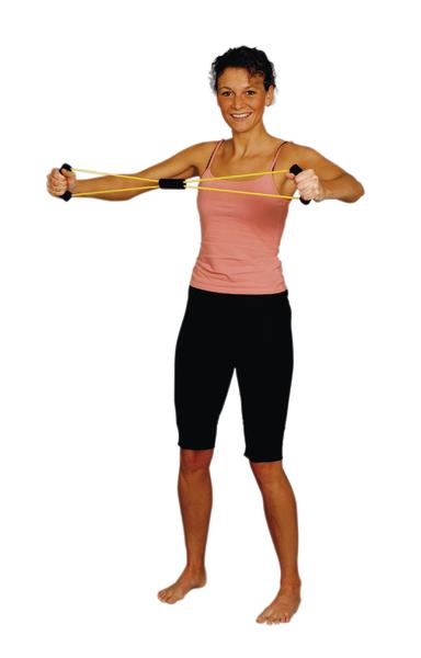 Frau trainiert mit Widerstandsband für Oberkörperkraft in Sportkleidung vor weißem Hintergrund.
