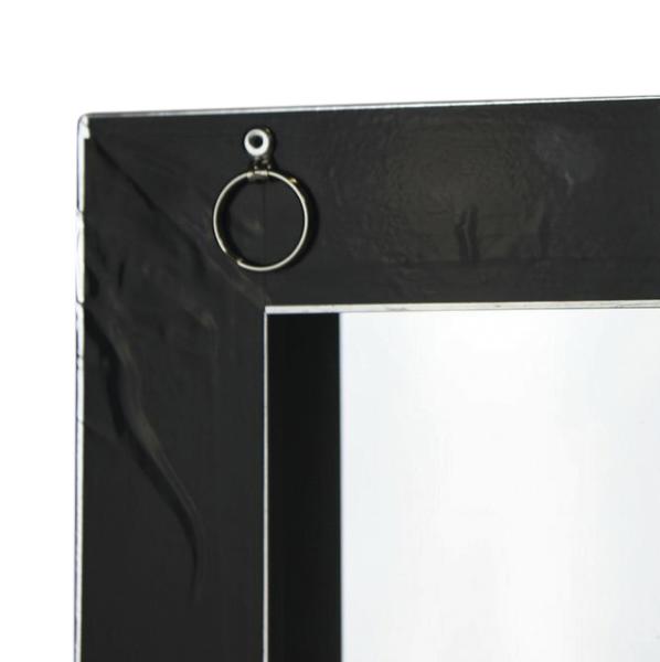 Schwarzer Bilderrahmen mit Aufhängeöse für Folien-Leichtspiegel und weißem Hintergrund.