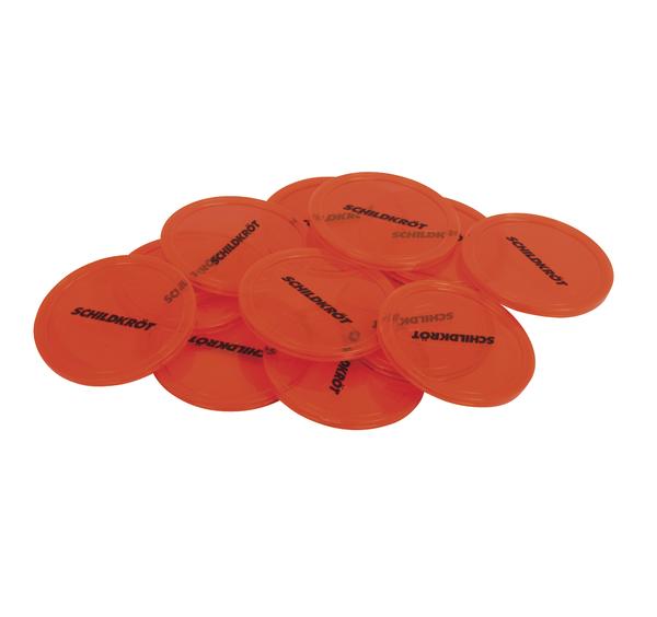 Orangefarbene Kunststoff-Scheiben mit "Schildkröt" Schriftzug, gestapelt auf weißem Hintergrund.
