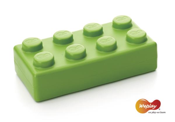 Grüner Baustein mit acht Noppen aus Kunststoff, Spielzeug für Kinder, Weplay-Logo unten rechts.