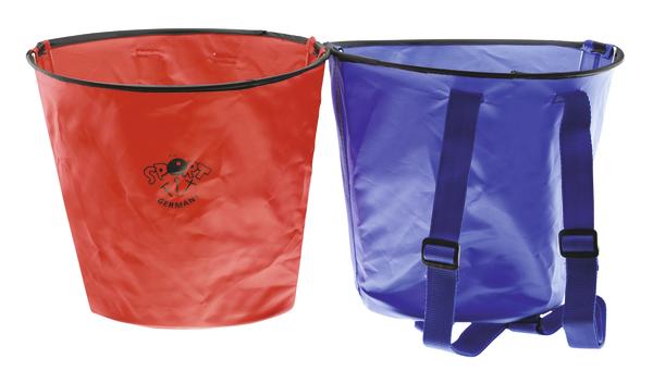 Roter und blauer faltbarer Wassereimer aus robustem Material, ideal für Outdoor-Aktivitäten.