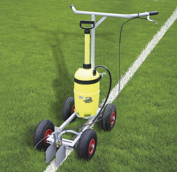 Markierwagen mit gelbem Behälter zum Linienziehen auf grünem Sportplatzrasen.