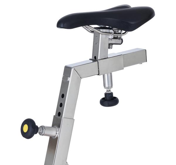 Höhenverstellbarer schwarzer Fahrradsattel mit verchromtem Metallrahmen für Indoor-Cycling.