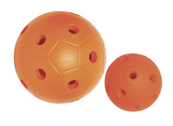 Zwei orangefarbene Trainingsbälle mit Löchern, ideal für Sport und Fitnessübungen.