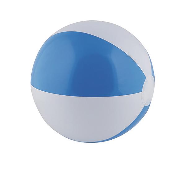 Blau-weißer aufblasbarer Strandball vor weißem Hintergrund, Spielzeug für Sommer und Strand.