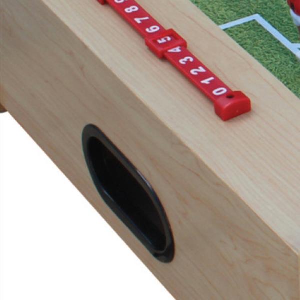 Detail eines Tischkickers mit Toreinwurföffnung und roter Punkteanzeige.