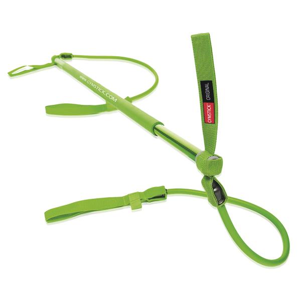 Grüner Gymstick mit Widerstandsbändern und Schlaufen für Fitnessübungen auf weißem Hintergrund.