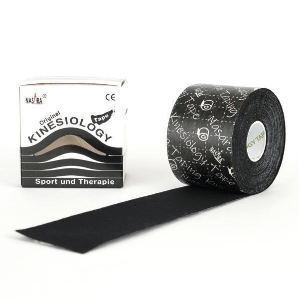 Schwarzes Kinesiologie-Tape mit Verpackung für Sport und Therapie, Rolle und Streifen sichtbar.
