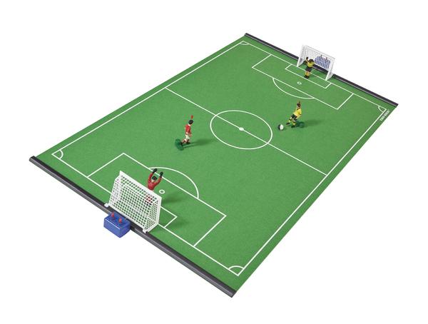 Tischfußballspiel mit zwei Spielern und Torhütern auf grünem Spielfeld, Spielstand 0:0.