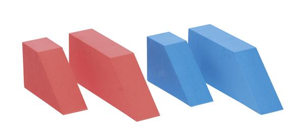 Zwei rote und zwei blaue Keilförmige Blöcke aus Schaumstoff für Gymnastik und Therapie.