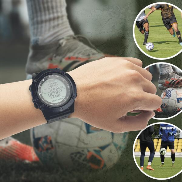 Anwendungsbild einer digitalen Sportuhr am Handgelenk vor einem Fußball. Rechts sind drei runde Detailbilder mit Spielszenen und Fußballmotiven zu sehen.