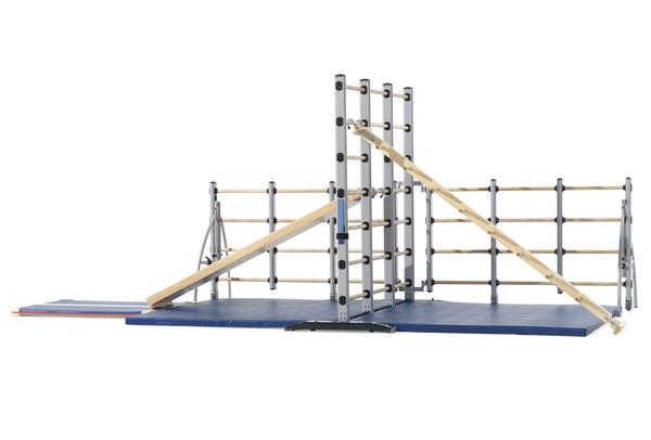 Turngerät mit Kletterwand, Schrägbrettern und Gymnastikmatten für Sport und Training.