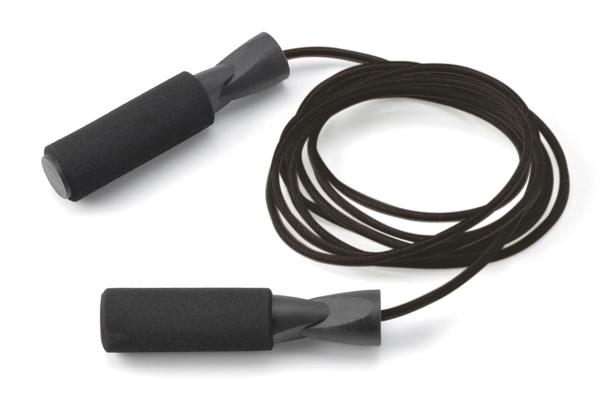 Springseil mit schwarzen Schaumstoffgriffen und braunem Seil auf weißem Hintergrund.
