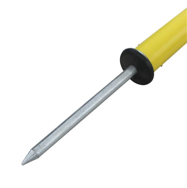 Gelber Handstampfer mit Metallspitze zum Verdichten von Erde und Boden im Garten.