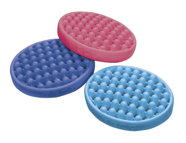 Drei runde Massagepads in Blau, Hellblau und Pink mit Noppenstruktur für Fußmassage.