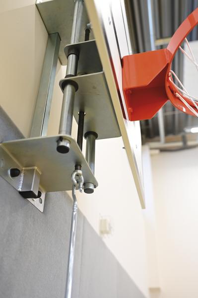 Nahaufnahme einer Metallhalterung zur Befestigung eines Basketballkorbs an der Wand.