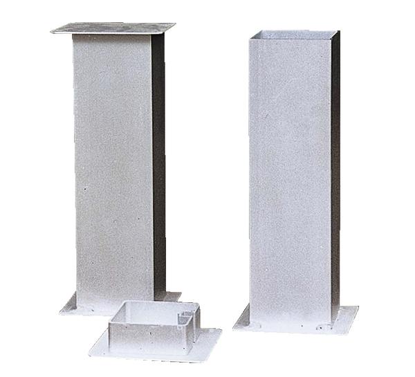 Zwei graue Metallständer mit quadratischer Basis und abnehmbaren Deckeln, isoliert auf weißem Hintergrund.