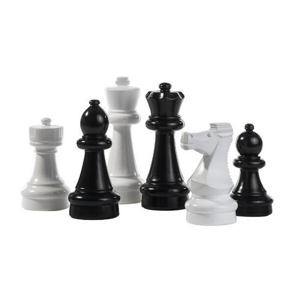 Schwarz-weiße Schachfiguren in einer Reihe auf weißem Hintergrund, strategisches Spiel.