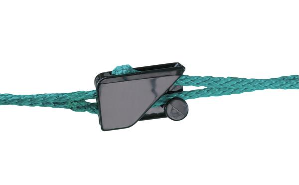 Schwarze Klemme fixiert grünes geflochtenes Seil auf weißem Hintergrund.