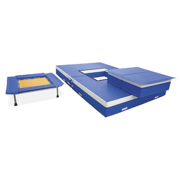 Blaue Trampolin-Sicherheitsmatte mit Aussparung, daneben ein Bodentrampolin und zusätzliche Mattenelemente.