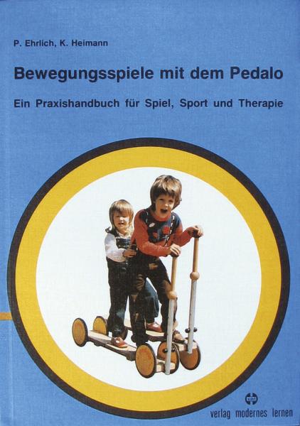 Zwei Kinder spielen mit einem Pedalo auf blauem Buchcover zu Bewegungsspielen und Therapie.