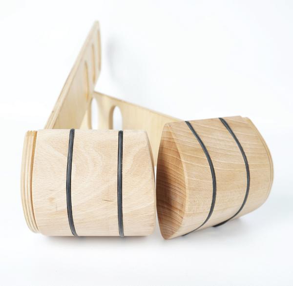 Holz-Knieorthese mit schwarzen Gummibändern, medizinisches Hilfsmittel zur Beinunterstützung.