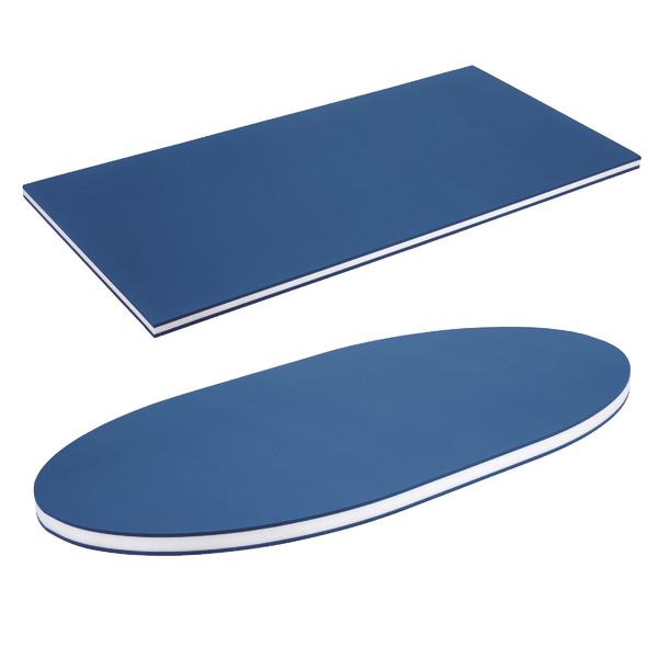 Zwei blaue Schwimm- und Balanceplatten in rechteckiger und ovaler Form mit weißer Mittelschicht.