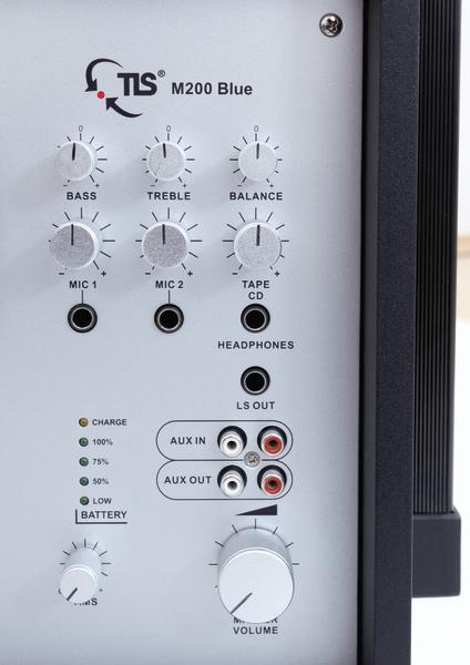 Bedienfeld des TLS M200 Blue Verstärkers mit Reglern, Anschlüssen und Batteriestatusanzeige.