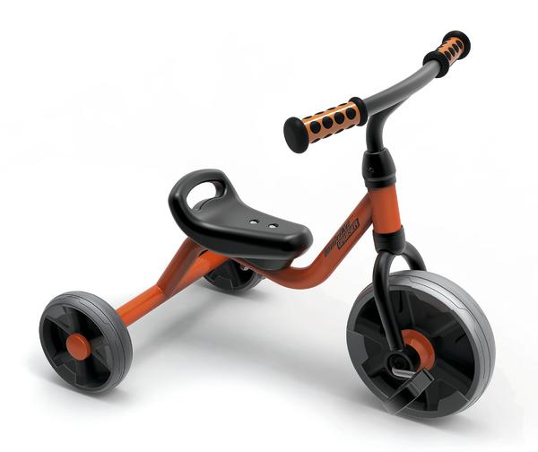 Kinderdreirad in Orange und Schwarz mit ergonomischem Sitz und rutschfesten Griffen auf weißem Hintergrund.