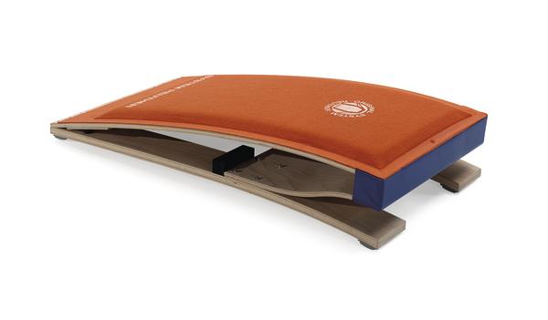 Balance-Board mit oranger Polsterung und Holzgestell für Gleichgewichtstraining.