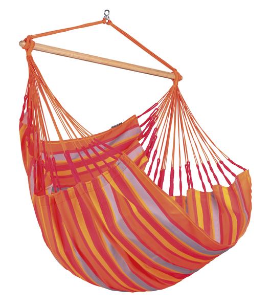 Hängesessel aus Baumwolle mit orange-rot-gelben Streifen und Holzquerstab zum Aufhängen.