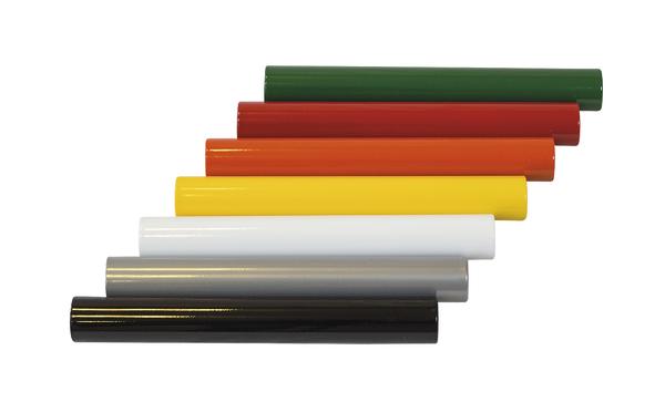 Mehrfarbige Stafettenstäbe in Grün, Rot, Orange, Gelb, Weiß, Grau und Schwarz, isoliert auf weißem Hintergrund.