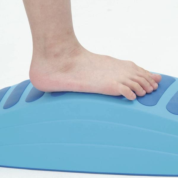 Fuß auf blauem Fußdehner zur Fuß- und Zehenmobilisation auf weißem Hintergrund.