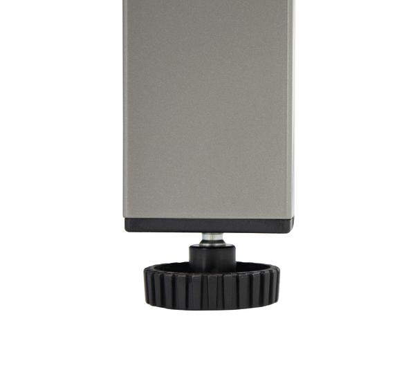 Verstellbarer Fuß mit grauem Metallrahmen und schwarzem Kunststoff-Drehknopf.