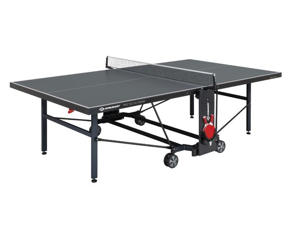 Outdoor Tischtennisplatte mit Netz, klappbar und fahrbar, schwarz, für Freizeit und Sport.